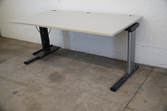Schreibtisch mit C-Fuß