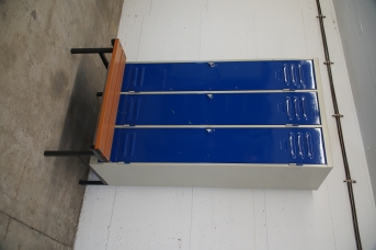 Kleiderschrank 3-Abteile mit vorgebauter Sitzbank