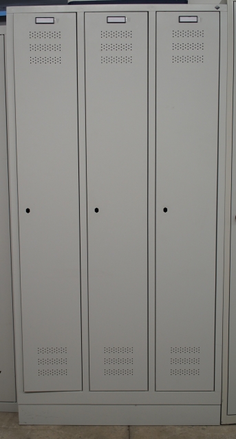 Garderobenschrank mit 3 Abteilen