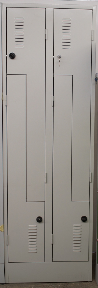 Raumspar-Garderobenschrank in Z-Form mit 4 Abteile