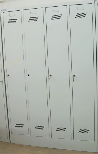 Stahlblech-Garderobenschrank mit 4 Abteile